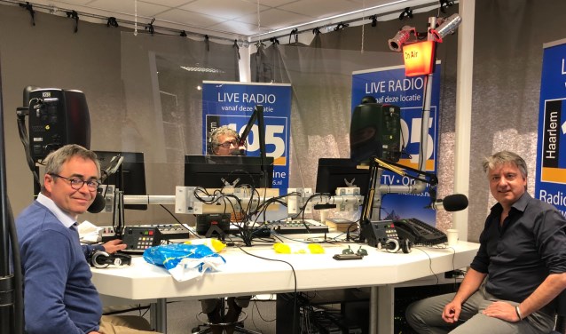 Burgemeester Wienen wordt geïnterviewd in de studio van Haarlem 105.