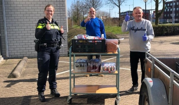 De pakketten overhandigd bij de politie in Hoofddorp.