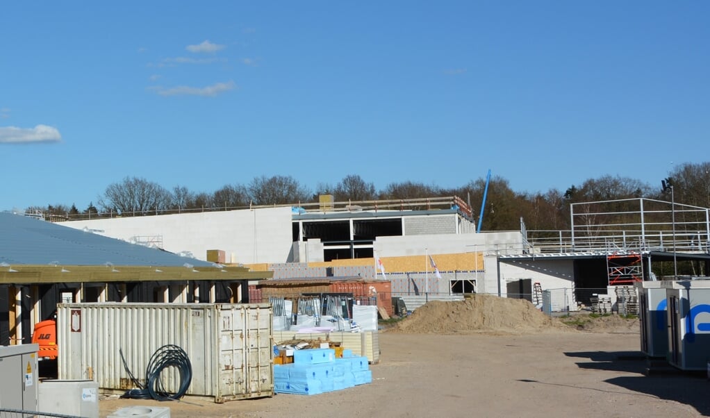 Het nieuwe schoolgebouw met op de achtergrond het nieuwe dorpshuis in aanbouw