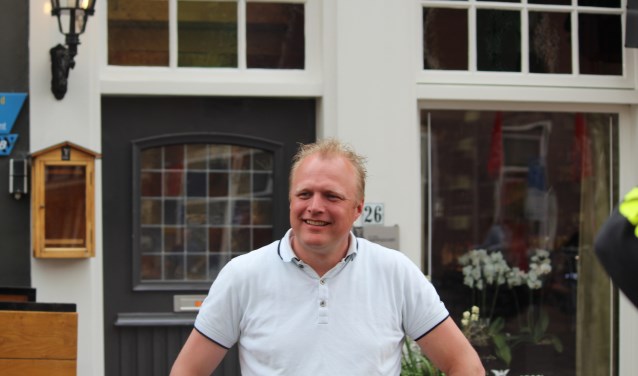 Joost Vernooij voor het gesloten café restaurant De Engel