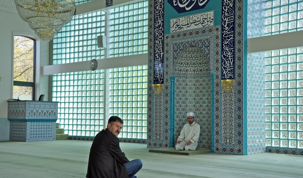 Moskeevoorzitter Salih Canoz en imam Huseyin Yildiz in een lege Fatih moskee op vrijdagmiddag. 