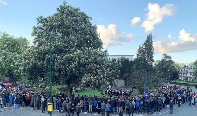 4 mei 2019 een vol Stationsplein. 4 mei 2020 zal het publiek voor de buis zitten.