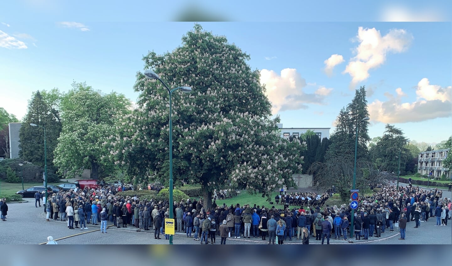 4 mei 2019 een vol Stationsplein. 4 mei 2020 zal het publiek voor de buis zitten.