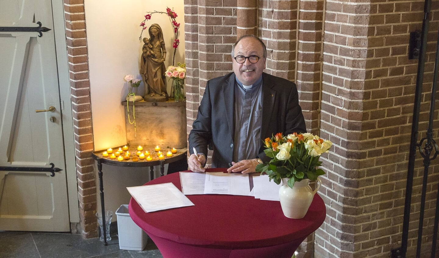 Ook pastoor Eugène Jongerden tekent het contract.