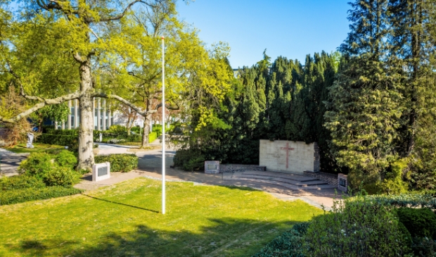 Het Amaliaplantsoen met het Oorlogsmomuemt en het Joods monument.