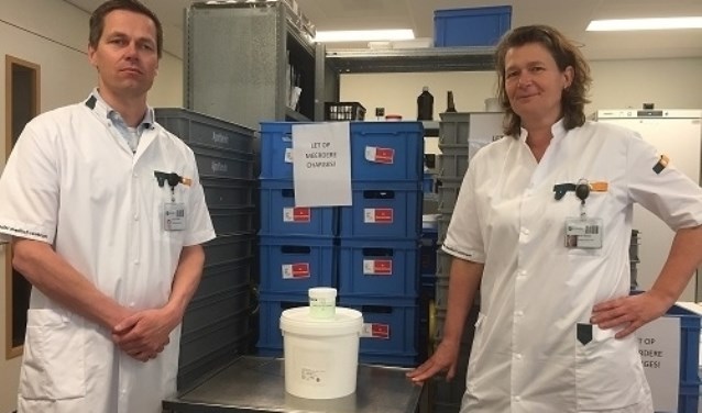 Ziekenhuisapothekers Oscar Breukels en Mirte Malingré.