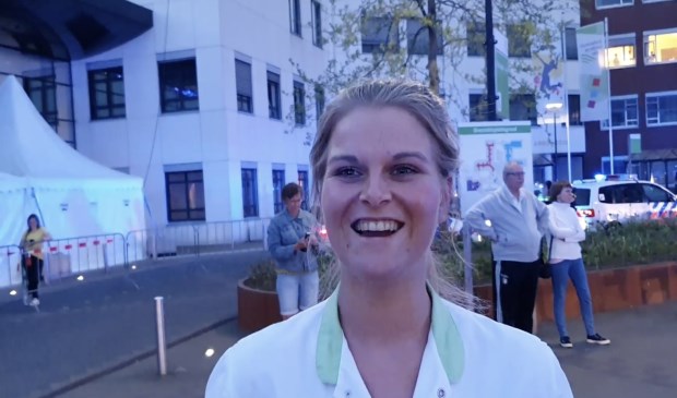 Ziekenhuismedewerker Nienke van Manen reageert blij verrast in de video (screenshot).