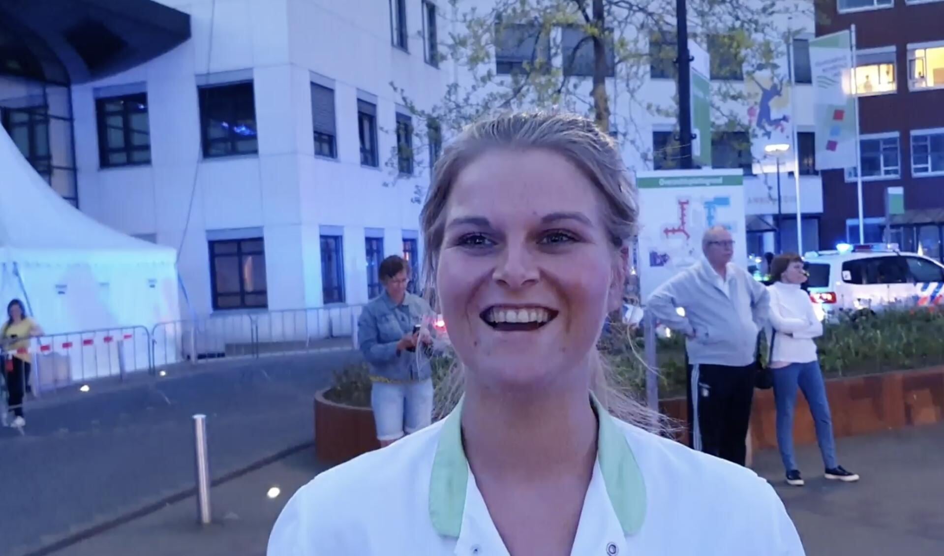 Ziekenhuismedewerker Nienke van Manen reageert blij verrast in de video (screenshot). 