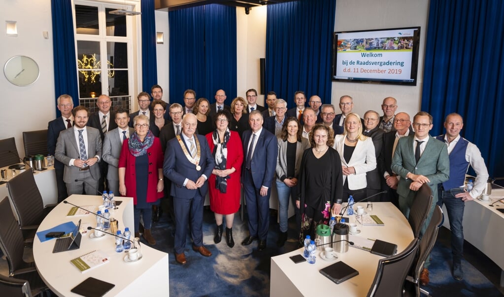 De gemeenteraad van Barneveld, eind 2019. Uiterst rechts Theo Bos (VVD) en Arjen Korevaar (Pro'98).