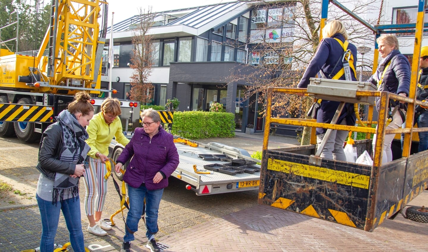 Ouderen in Woonzorgcentrum Ruimzicht Barneveld krijgen bezoek via de hoogwerker.