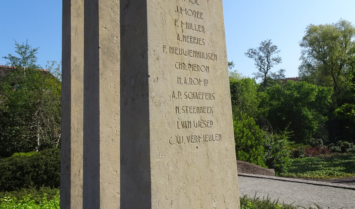 Pas in 1965 werd Kees toegevoegd op het monument: C.W. Vermeulen, de onderste naam.