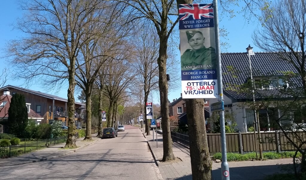 Herinnering aan de omgekomen helden tijdens de Slag om Otterlo in de Dorpsstraat. 