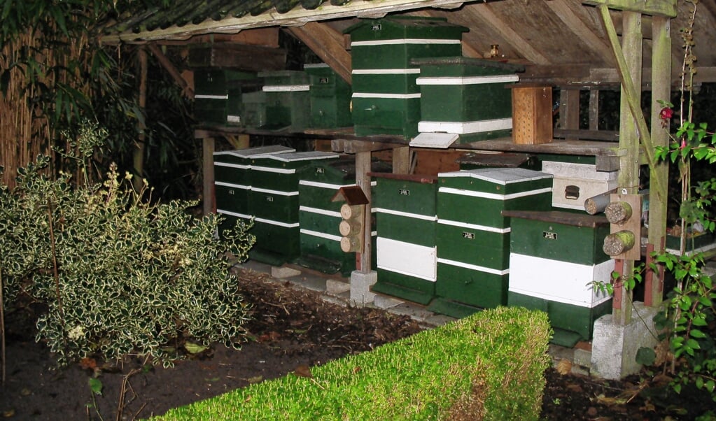 Bijenstal met bijenkasten voor honingbijen en bijenhotels voor solitaire bijen. (Archieffoto ter illustratie).