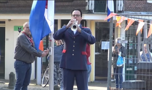 <p>Hijsen van de vlag</p>
