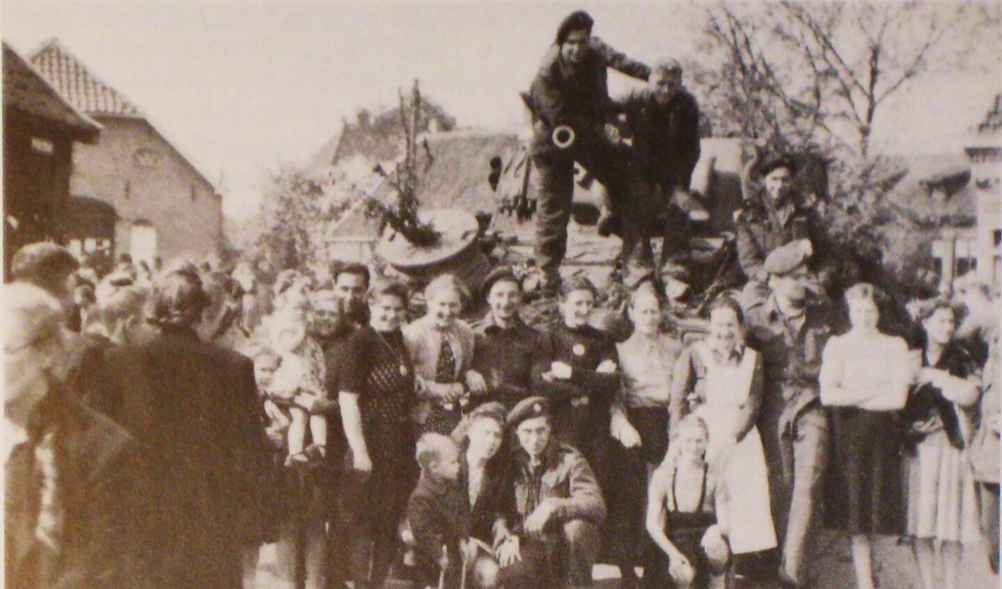 Inwoners van Lunteren vieren de bevrijding.