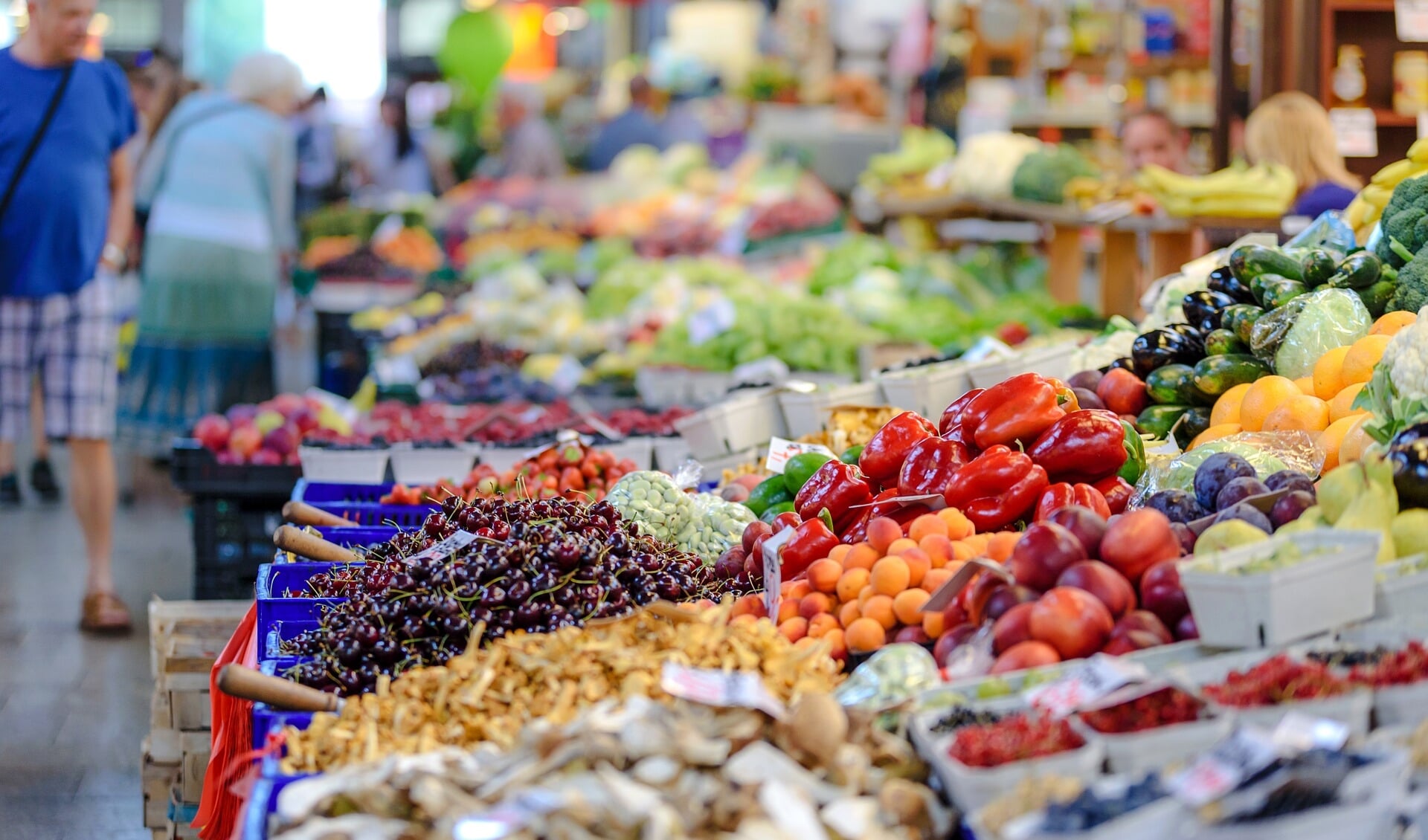 Op de maandagmarkt wordt nog steeds alleen maar voedsel en bloemen verkocht