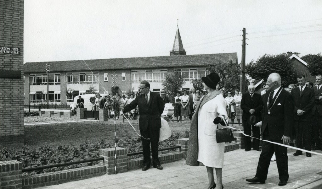 Onthulling straatnaambordje Burgemeester Haefkensstraat (1961) 
