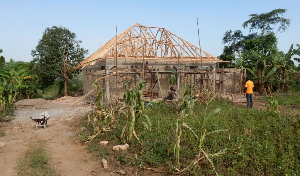 De bouw van een health center in Lwengo dankzij de Lwengo Kids Foundation.