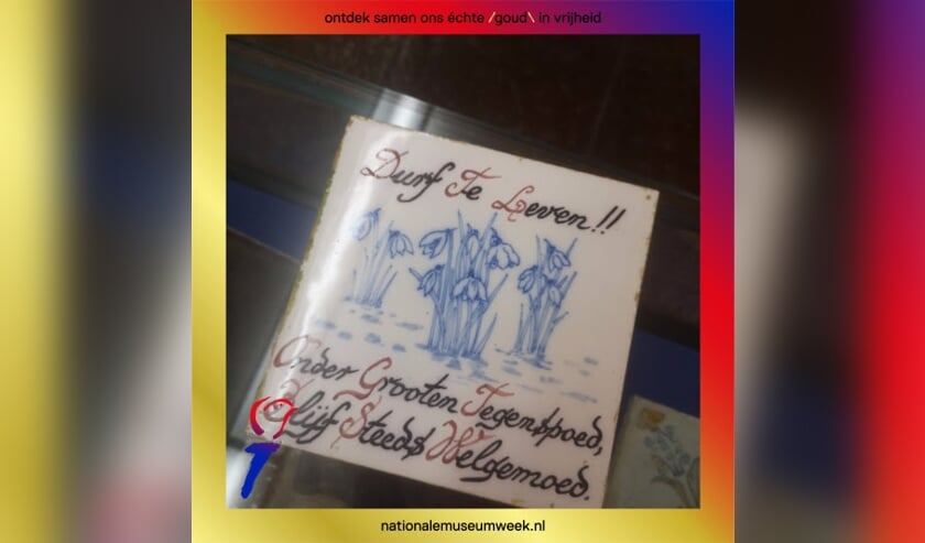 Tegelwijsheid uit het Nederlands Tegelmuseum: “Durf te leven!! Onder grooten tegenspoed, Blijf steeds welgemoed.