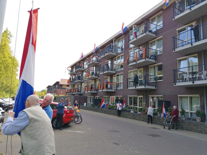 Bewoners hijsen de vlag