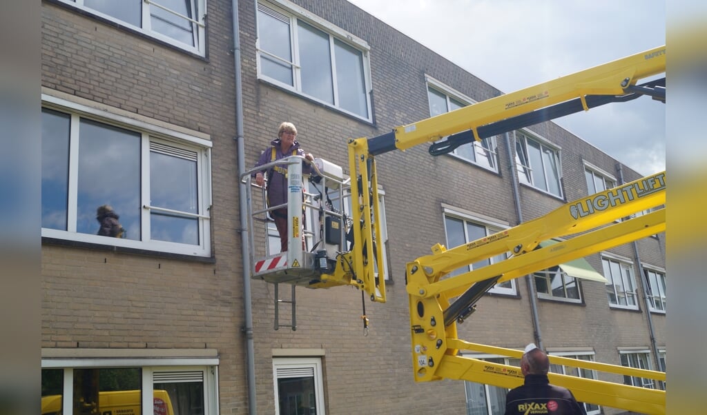 Anita Zeinstra brengt met hoogwerker bezoek aan haar man.