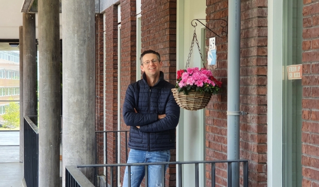 Wouter Pronk voor zijn appartement waar hij onder begeleiding woont.