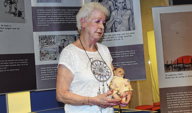 Thea Meulders met pop Edith, de pop die zij voor haar 5de verjaardag kreeg.