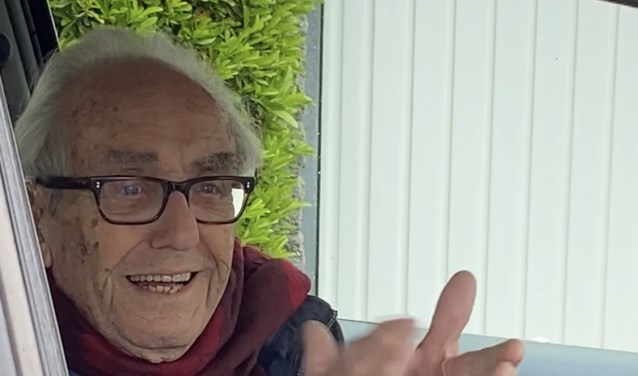 Jules Steegmans woont het concert bij vanuit zijn auto.