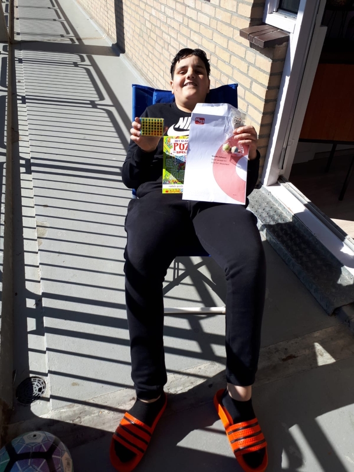 Leerling Nordin van het PRO33College al in de vakantiestemming door ontvangst van zijn pakket