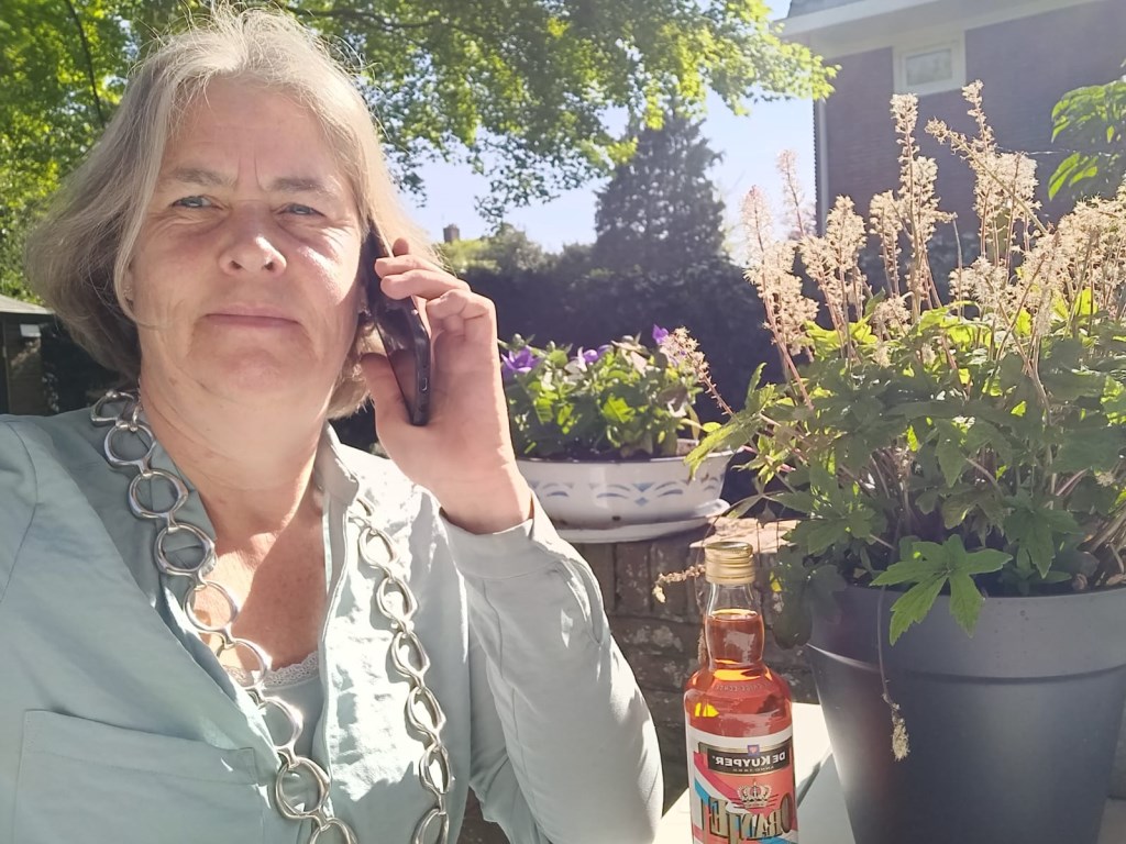Burgemeester Nienhuis belt Hans Kerkhoff, een van de gelukkigen.