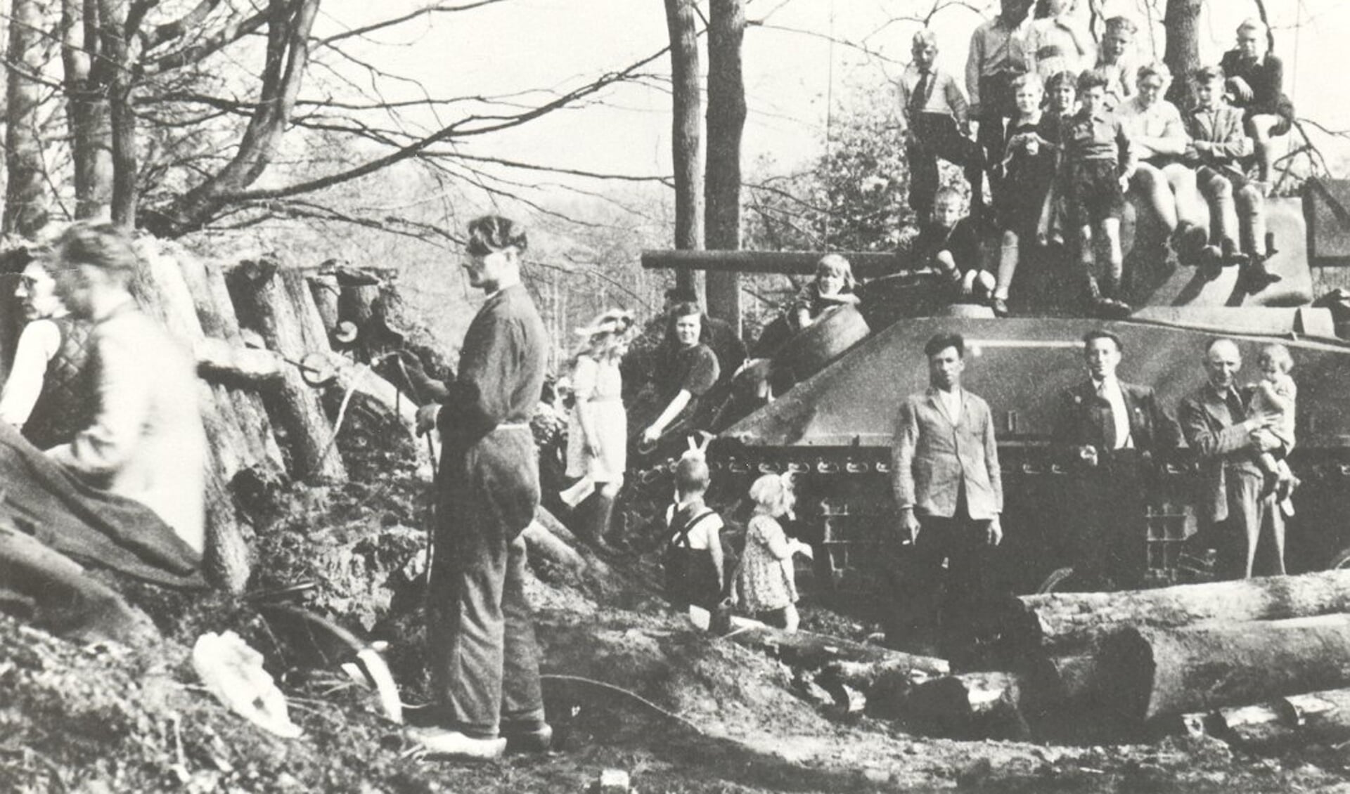 Om het bosgebied ‘De Heuveltjes’ werd fanatiek strijd geleverd. Op 18 april trokken de daar opgestelde Sherman-tanks veel bekijks.