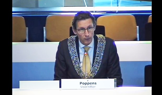 Video-opname van burgemeester Tjapko Poppens dinsdag in de kortste raadsvergadering ooit in Amstelveen.