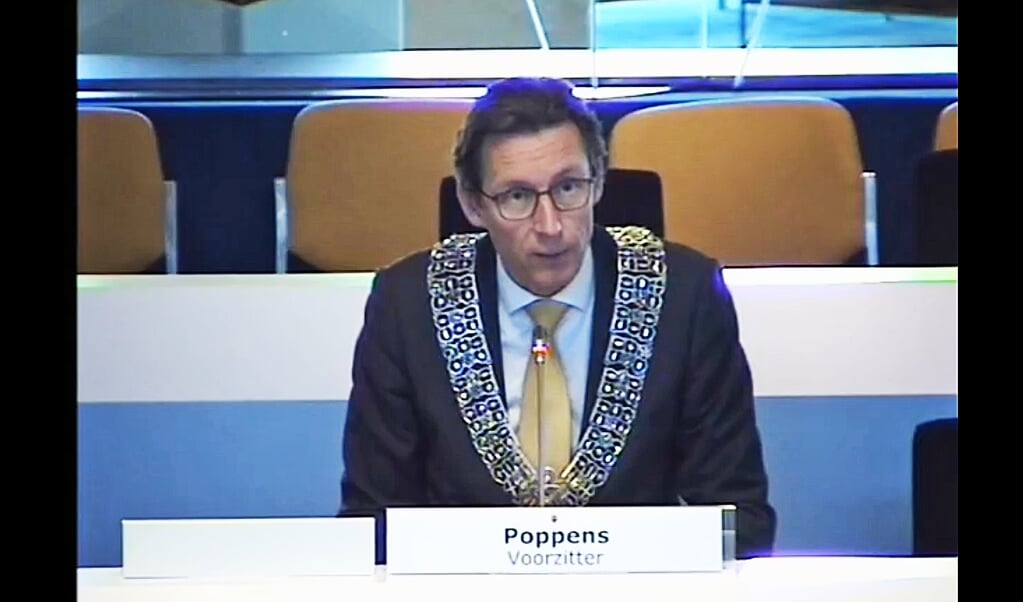 Video-opname van burgemeester Tjapko Poppens dinsdag in de kortste raadsvergadering ooit in Amstelveen.