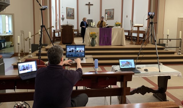 Livestream via YouTube van een kerkdienst.