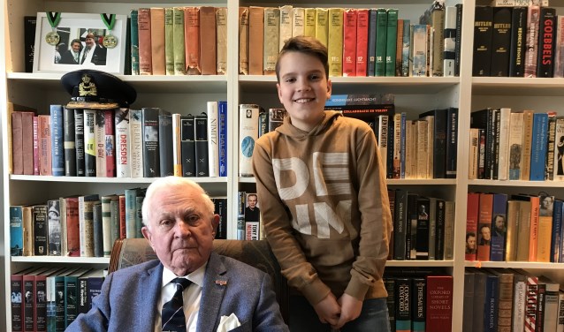 De 11-jarige Bram Bosch interviewt in Bunninchem de 90-jarige heer Van Leeuwen over de oorlogsjaren. De latere generaal groeide op in Rotterdam, maar woont sinds de jaren 60 in Bunnik.