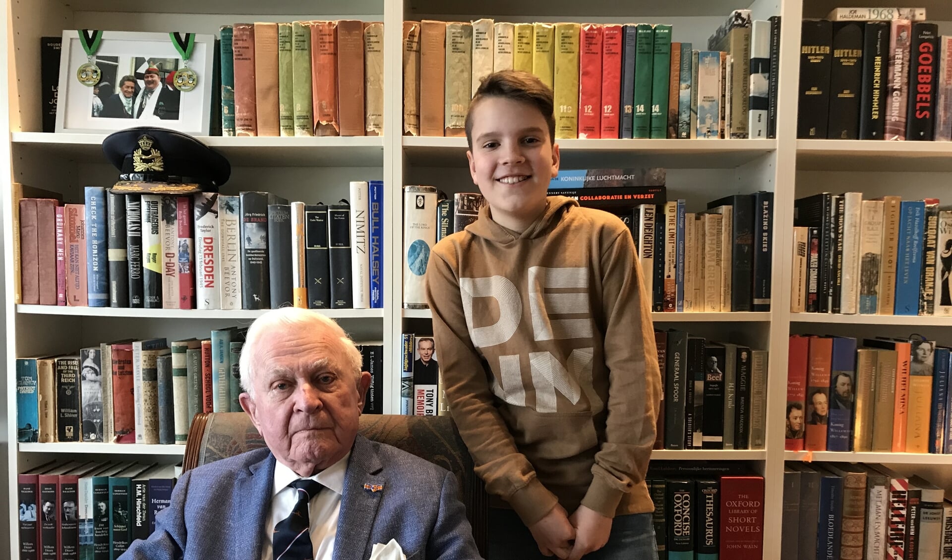 De 11-jarige Bram Bosch interviewt in Bunninchem de 90-jarige heer Van Leeuwen over de oorlogsjaren. De latere generaal groeide op in Rotterdam, maar woont sinds de jaren 60 in Bunnik.