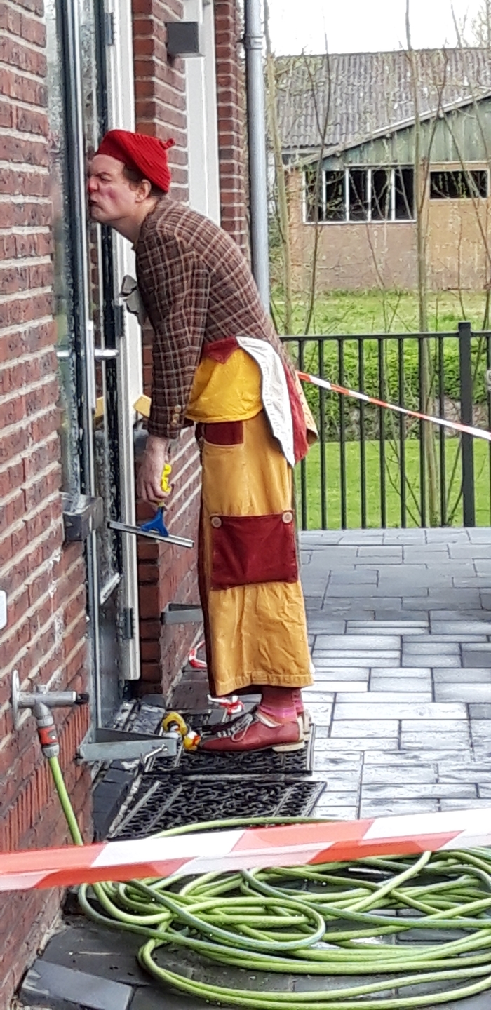 "De glazenwasser" op afstand en toch dichtbij.