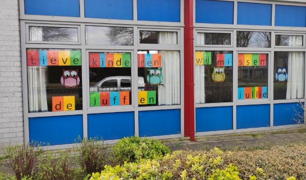 <p>'Lieve kinderen, wij missen jullie' plakten de leerkrachten vorig jaar na weken van thuisonderwijs op de ramen.</p>