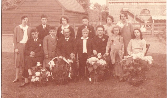 22 juni 1931. Vader en moeder Schrama zijn 25 jaar getrouwd. Rechts naast haar moeder staat Mien.