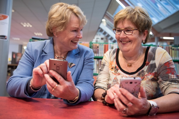 Senioren met smartphone