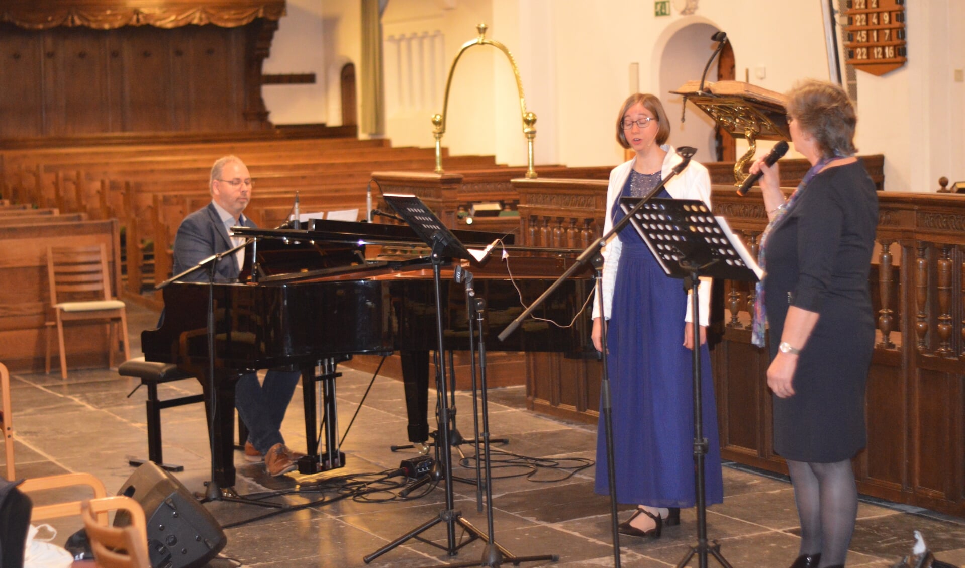 Bezinningsavond afgelopen maandag in de Oude Kerk in Barneveld, met van links naar rechts: Wim de Graaf, Judith Boluijt en Ans Blaauwendraad.