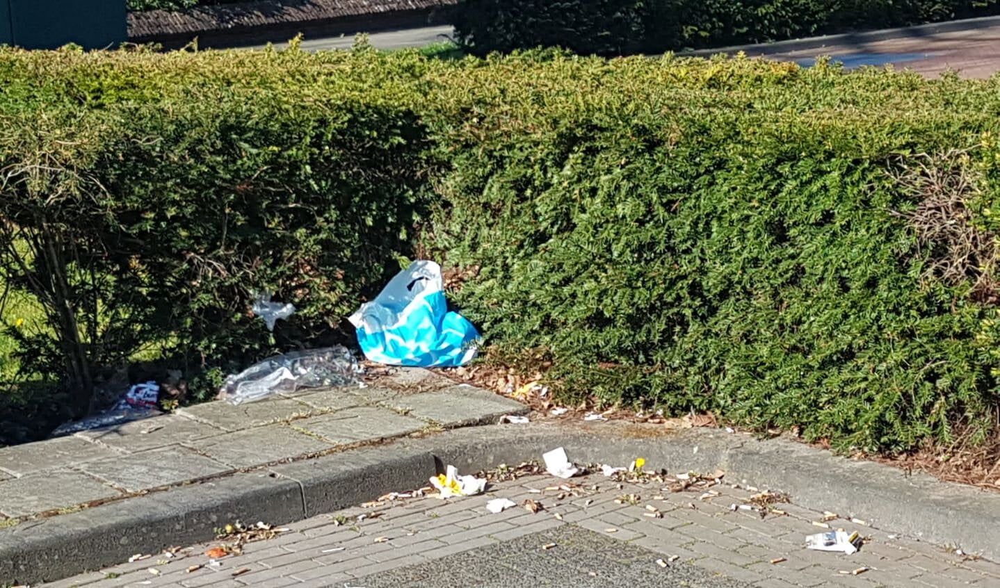 Achtergelaten afval op de parkeerplaats bij de Veluwehal.