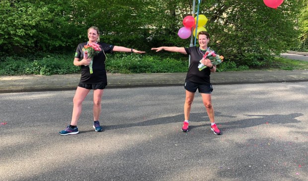 Linda van Plaggenhoef (links) en Dyana den Ouden liepen vanochtend de alternatieve Halve van Nijkerk.