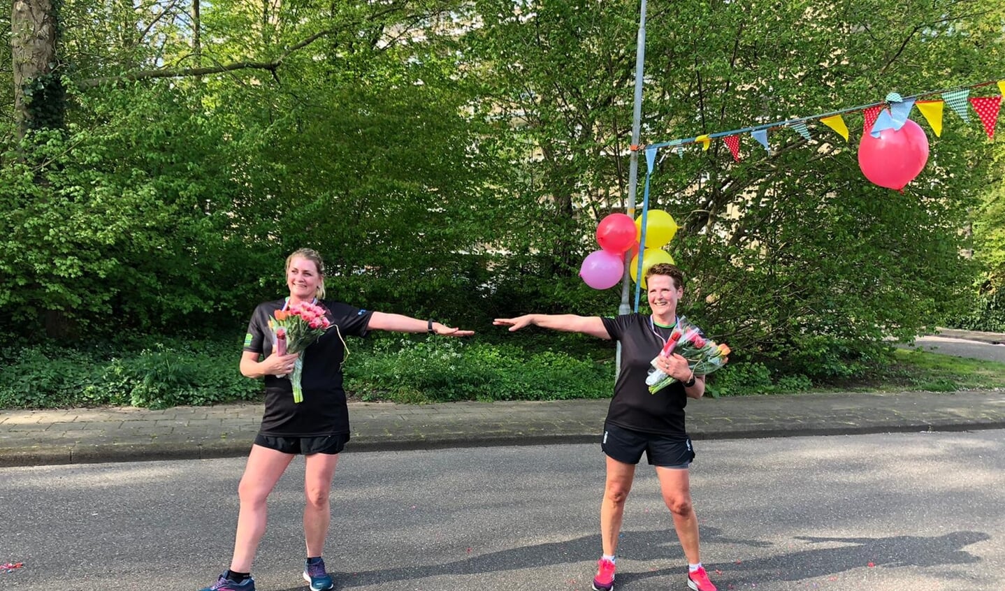 Linda van Plaggenhoef (links) en Dyana den Ouden liepen vanochtend de alternatieve Halve van Nijkerk.   