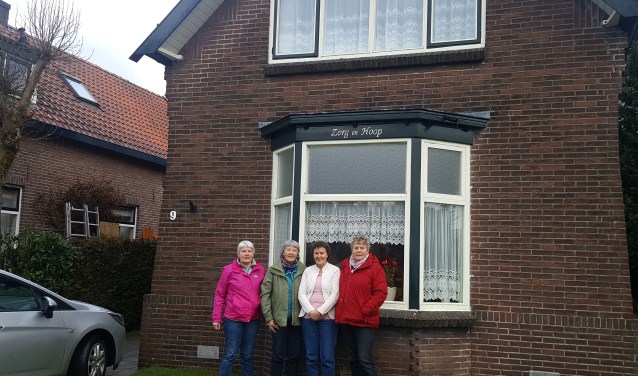Vier van de zes kinderen Pronk voor hun ouderlijk huis. ,,Het is nu verkocht, maar de dierbare herinneringen blijven voor altijd.”