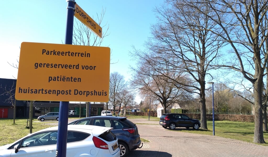 De parkeerplaats van de speciale huisartsenpost in Odijk