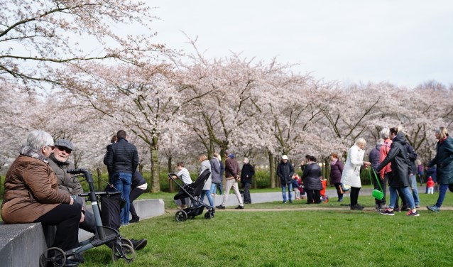 Al eerder kwamen, ondanks de oproep om niet te komen, gewoon mensen naar het Bloesempark in het Amsterdamse Bos.
