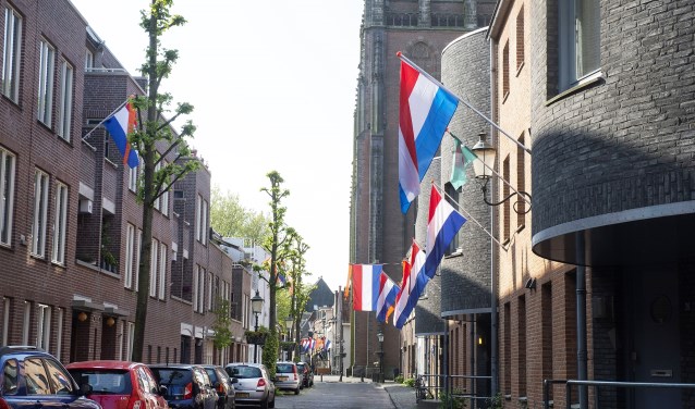 Door de coronacrisis blijven meer mensen thuis en zijn de straten leeg. Zo ook hier in de Breestraat.
