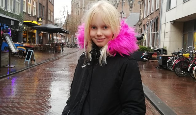 De woorden die bij Moira passen zijn lief, vrolijk, energiek, grappig, een beetje gek, en ga maar door.