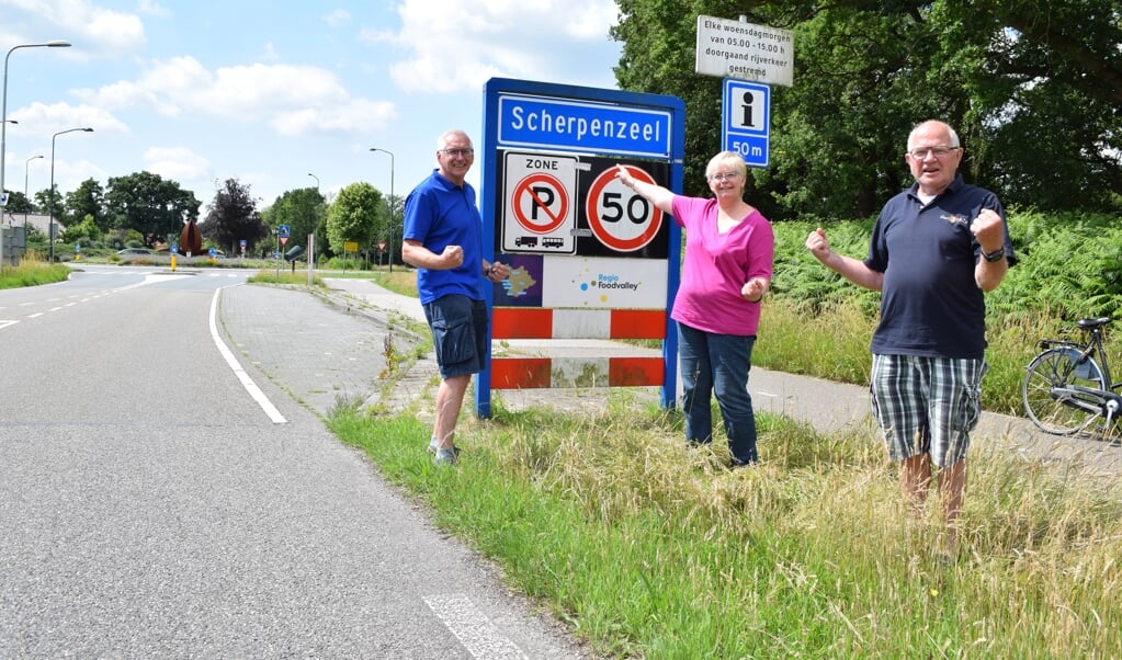 Van links naar rechts Jaap van Donselaar, Marianne Krens en Cees Vonk na de oprichting van Burgerinitiatief Scherpenzeel Zelfstandig.